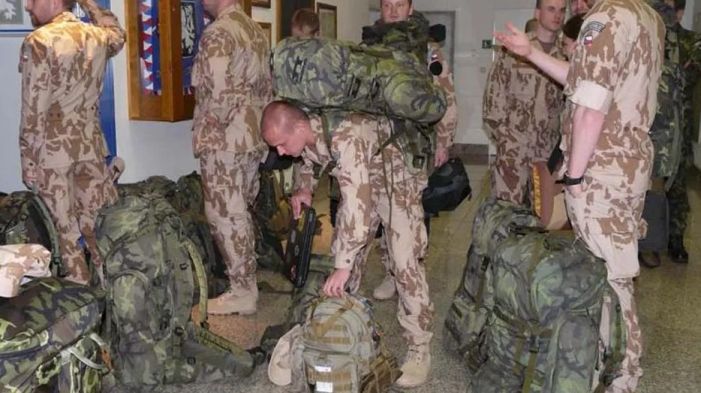 Vojáci před odletem do Kábulu