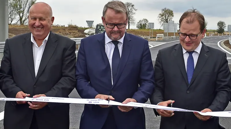 Ministr dopravy Dan Ťok (uprostřed), hejtman Ústeckého kraje Oldřich Bubeníček a ředitel ŘSD Jan Kroupa v srpnu otevřeli úsek dálnice D7 mezi Postoloprty a Bitozevsí
