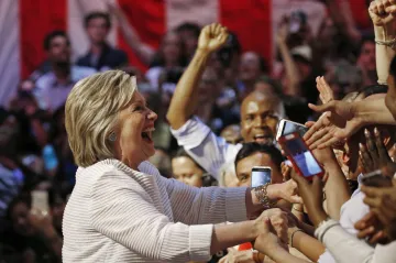 Obama oficiálně podpořil Clintonovou jako kandidátku na prezidenta