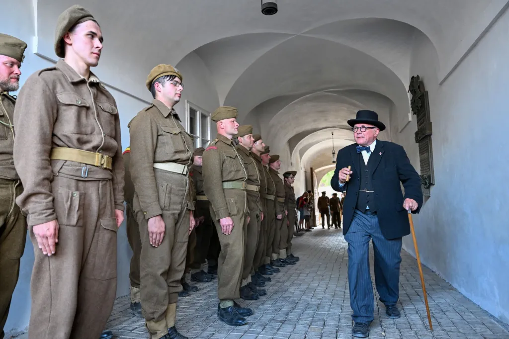 Členové klubů vojenské historie v uniformách vítají představitele Winstona Churchilla na hradě Veveří