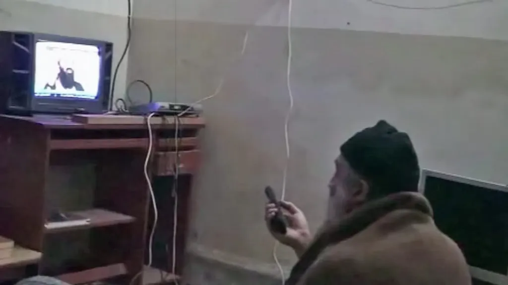 Bin Ládin se dívá na televizi