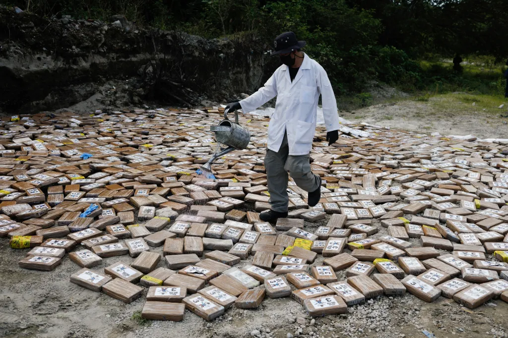Policie v Salvadoru zabavila 1,4 tuny kokainu. Zboží zapálila