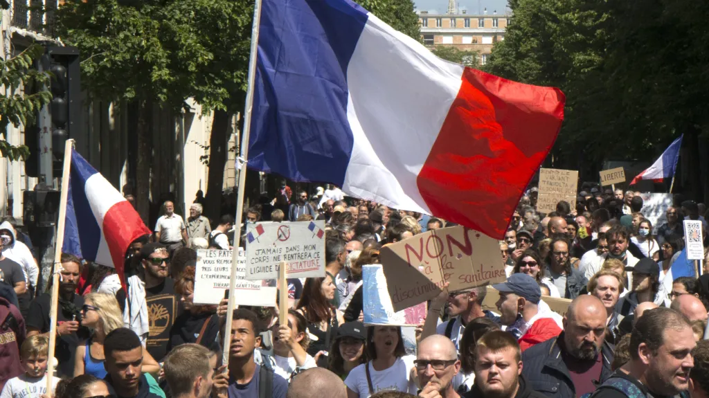Protest proti covid pasům ve Francii