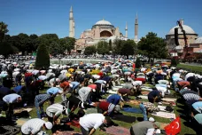 „Ukončili jsme 86 let naší velké touhy.“ Hagia Sofia se otevřela jako mešita, dorazily tisíce lidí