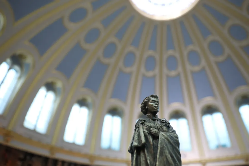 Model oficiální pamětní sochy královny Alžběty II. od sochaře Martina Jenningse je k vidění v Britském muzeu u příležitosti 100. výročí narození zesnulé královny