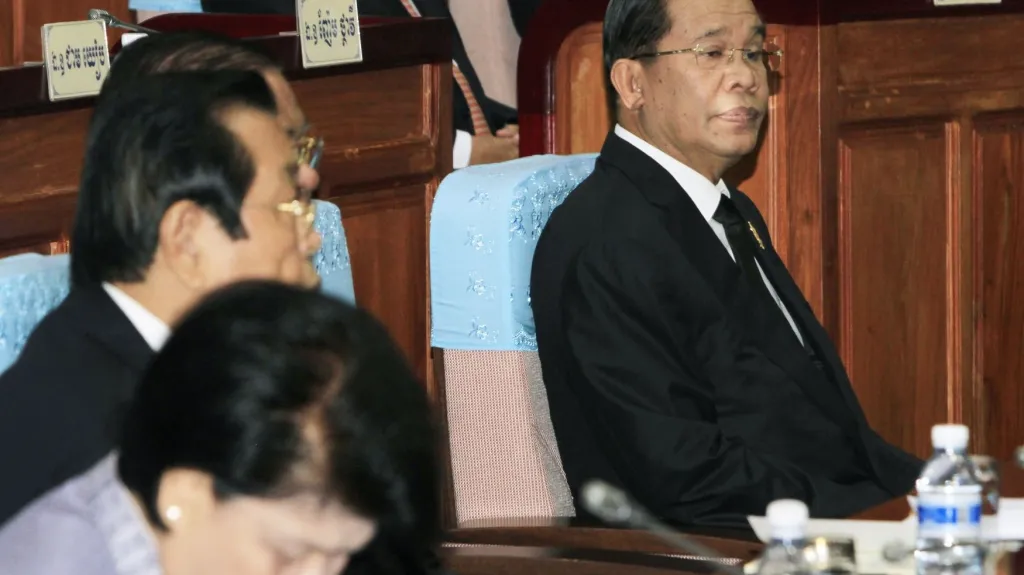 Kambodžský premiér Hun Sen (vpravo)