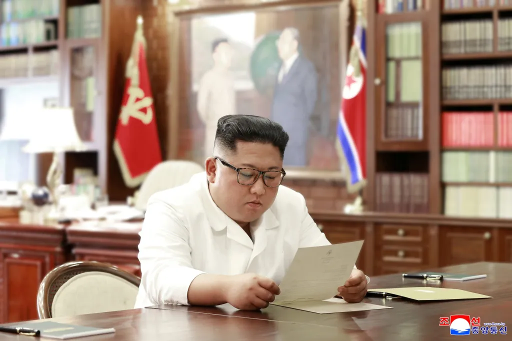 Severokorejský vůdce Kim Čong-un čte dopis amerického prezidenta Donalda Trumpa v Pchjongjangu.