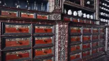 Zásuvky barokní lékárny U granátového jablka
