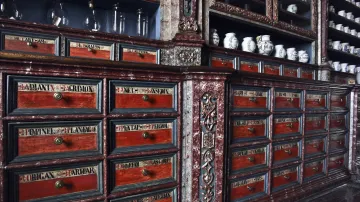 Zásuvky barokní lékárny U granátového jablka