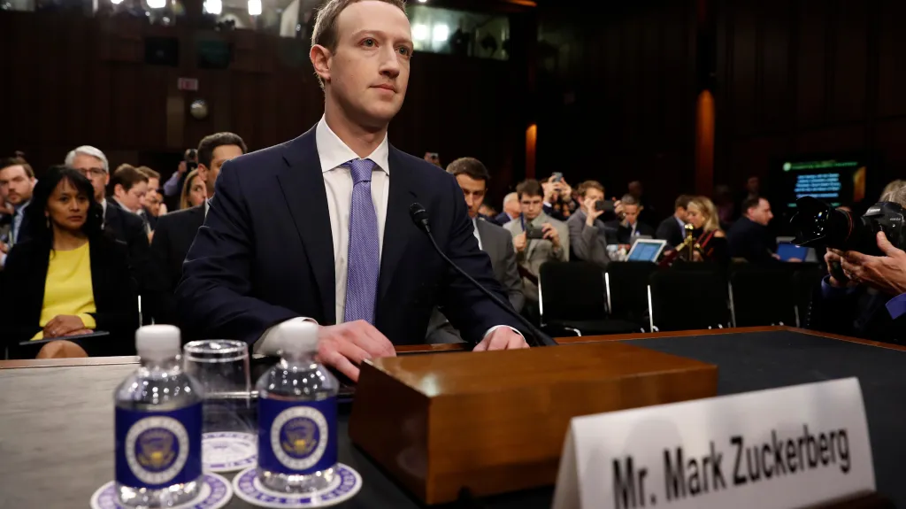 Mark Zuckerberg při slyšení v americkém Senátu