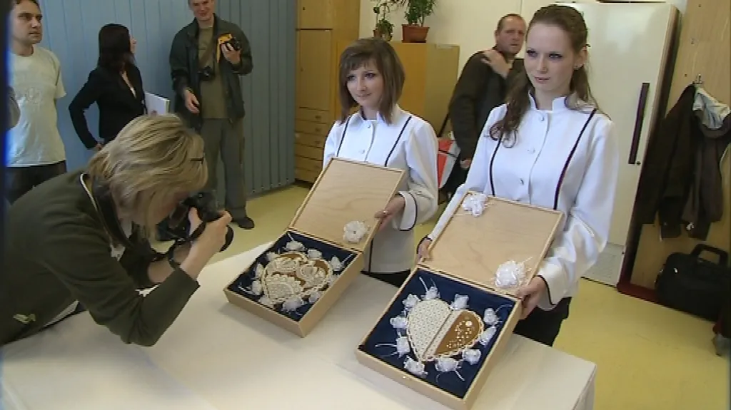 Cukrářky předvádí perníková srdce