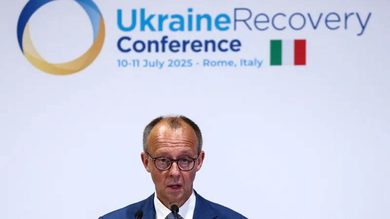 Německý kancléř Friedrich Merz hovoří na konferenci o obnově Ukrajiny, 10. 7. 2025