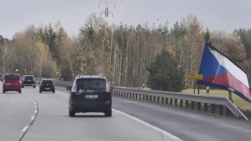 Zničený reklamní panel s českou vlajkou na 117. kilometru D1 u Velkého Beranova na Jihlavsku,  Autor: Pavlíček Luboš,  Zdroj: ČTK