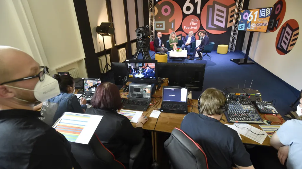 Zahájení festivalu proběhlo on-line ve speciálním studiu