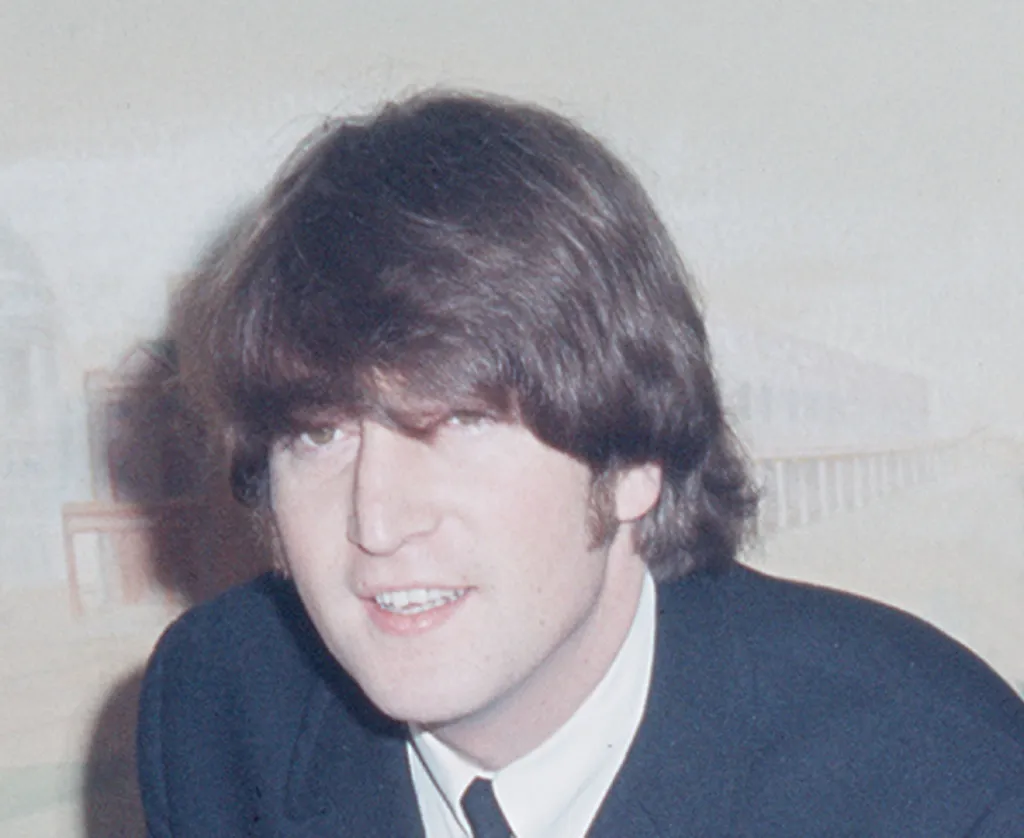 Divoké období 60. a 70. let se neslo ve znamení experimentování s drogami. Lennon, který prý vyzkoušel prakticky všechny tehdy dostupné látky, včetně heroinu, si dokonce vypěstoval závislost. Omamné látky užíval do konce svého života, ale po narození syna Seana se uchýlil již pouze k lehčím drogám, jako je marihuana