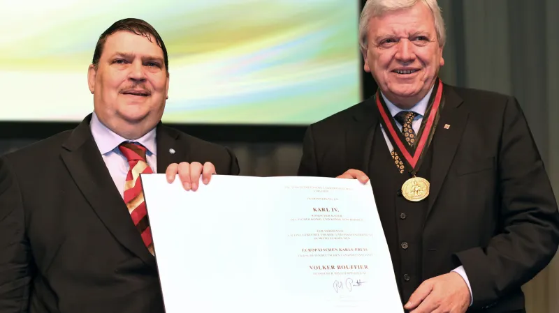 Bernd Posselt předává ocenění hessenskému ministerskému předsedovi Volkeru Bouffierovi