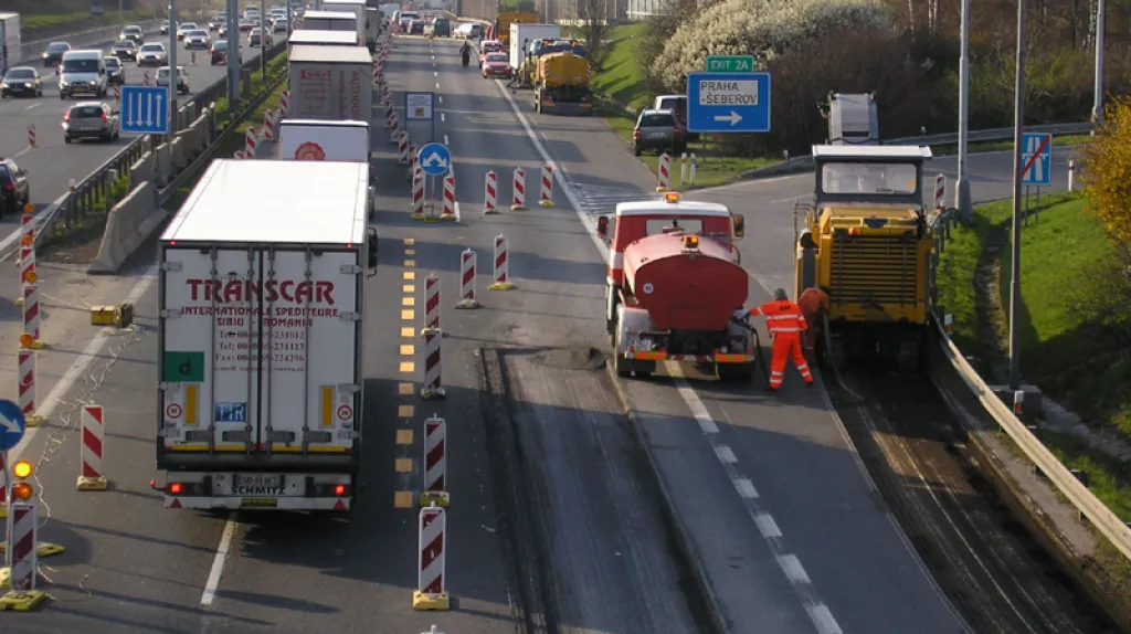 Kolona před uzavírkou na dálnici D1