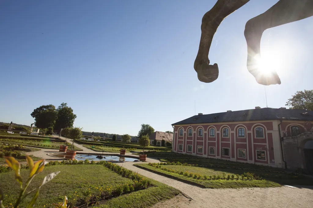 Zámek Veltrusy je významným dílem vrcholného baroka z 1. poloviny 18. století. Jeho autorem je významný pražský architekt italského původu Giovanni Battista Alliprandi. Stavitelem byl Václav Antonín Chotek (1674–1754), místodržící v Čechách, ve své době jediný žijící příslušník tohoto starého českého šlechtického rodu.