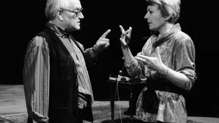 Jana Štěpánková se svým manželem, režisérem Jaroslavem Dudkem v Divadle na Vinohradech (1994)