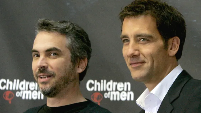 Alfonso Cuarón a Clive Owen při propagaci filmu Potomci lidí