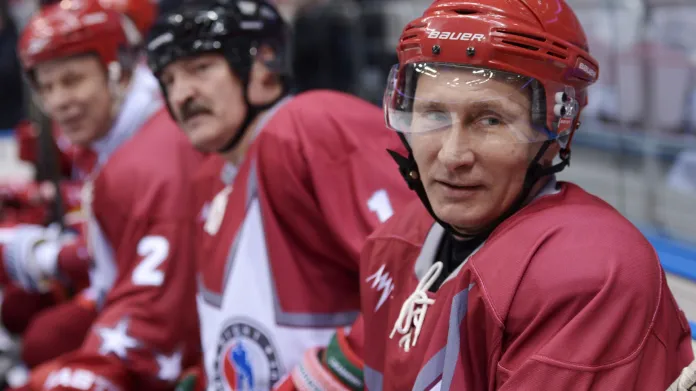 Vladimir Putin a Alexandr Lukašenko na hokejovém tréninku v Soči