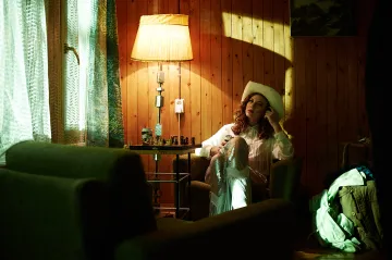 Klip týdne: Lenny v zábavné letní tarantinovce pohřbívá to, co už je dávno mrtvé