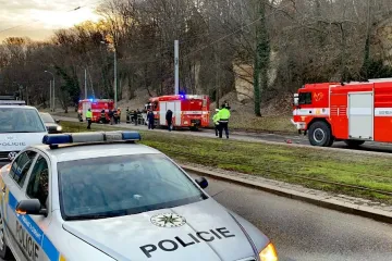 V Praze se srazila tři hasičská auta a dodávka. Jeden hasič byl zraněn