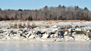 Masa ledu u zamrzlé řeky Rowley v Massachusetts