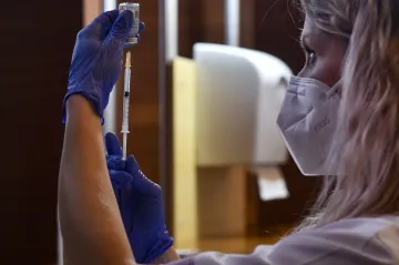 Stát pošle do dvou nejpostiženějších regionů více vakcín