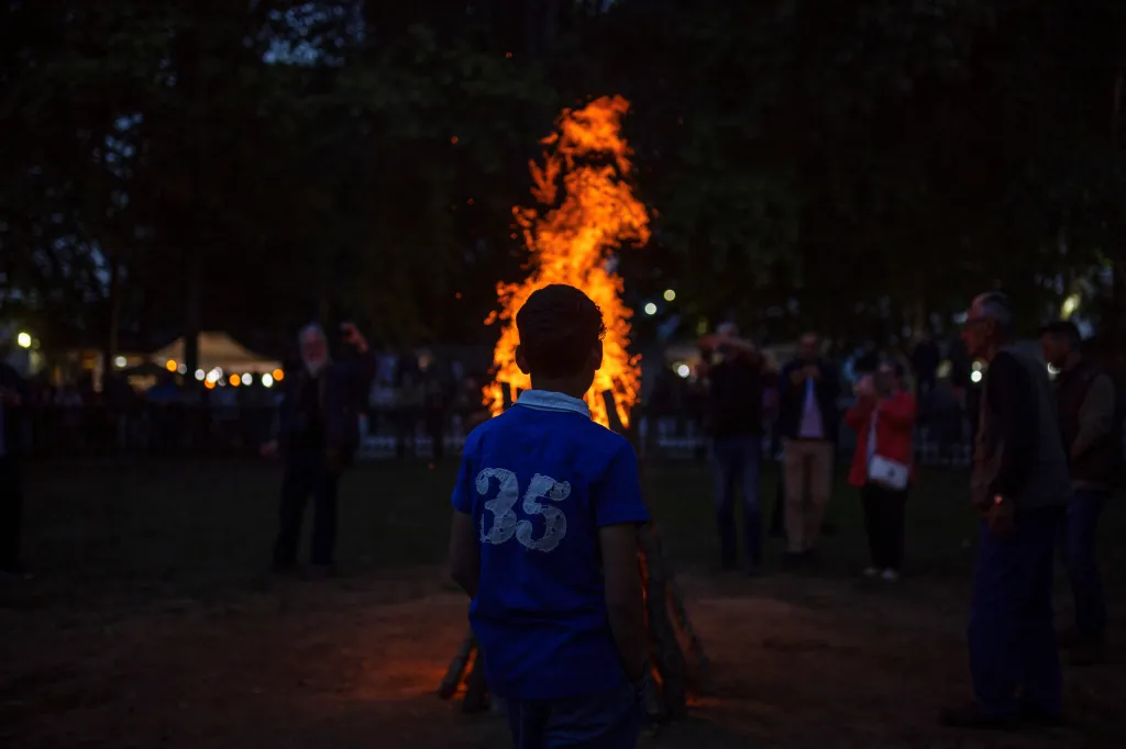 Vesničané, kteří slyšeli volání svatého Konstantina a svaté Heleny, se vrhli do ohně a bez úhony zachránili své ikony