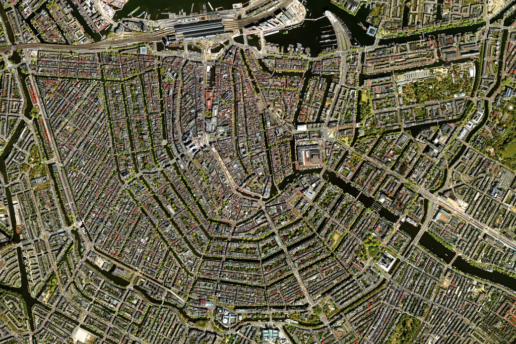 Systém kanálů v Amsterdamu, tzv. grachty. Na počátku 17. století byl vypracován komplexní plán rozšíření města se čtyřmi soustřednými půlkruhy kanálů, které ústily na hlavní nábřeží (vpravo). V průběhu staletí byly kanály využívány pro obranu, vodní hospodářství a dopravu. Dodnes zůstávají charakteristickým znakem města.