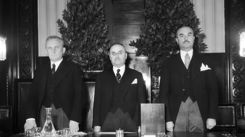 Oslavy narozenin jugoslávského krále Petra II. na Staroměstské radnici v Praze v roce 1936. Ministr zahraniční Kamil Krofta na snímku jako první zleva