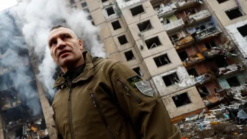 Starosta Kyjeva Klyčko u ruským ostřelováním poničenoho domu