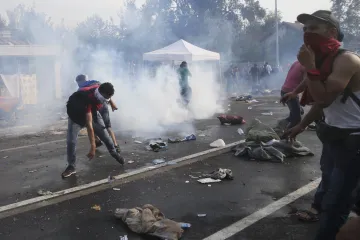 Maďarsko nasadilo proti migrantům vodní děla i slzný plyn