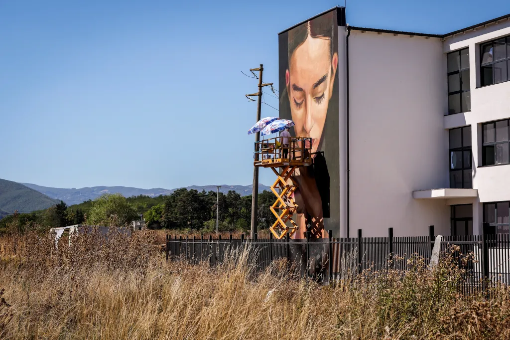 Další ročník Mural Festu Kosovo oživuje kosovské město Uroševac i připomíná těžké časy