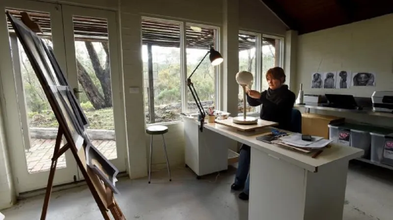 Forenzní sochařka Jennifer Mannová při rekonstrukci.