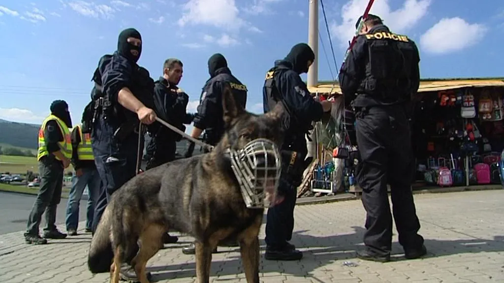 Policejní kontrola na tržnici