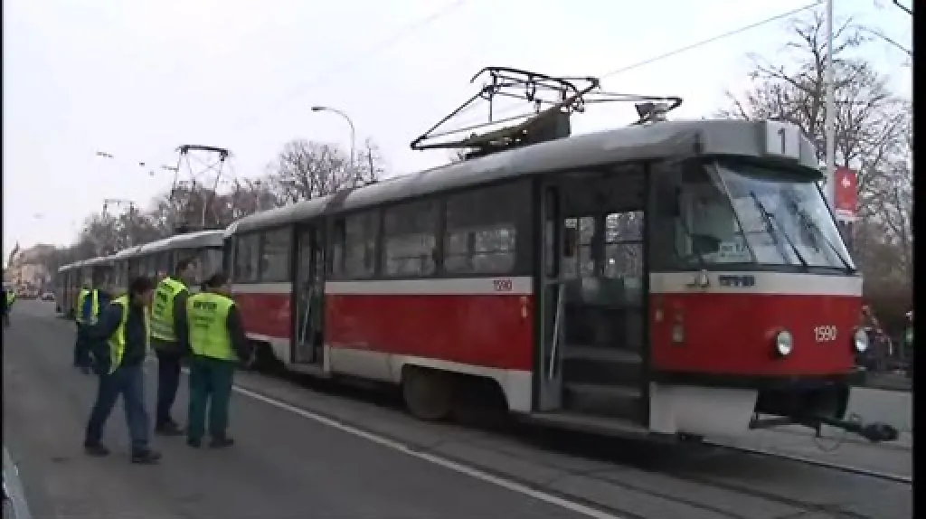 vykolejená tramvaj