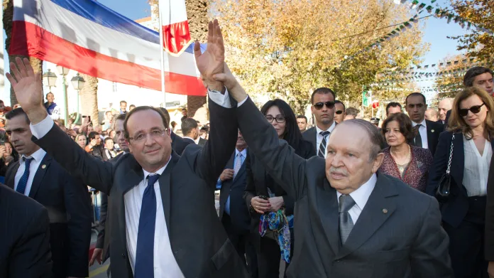 Francois Hollande a Abdalazíz Buteflika v Alžírsku 20. prosince 2012