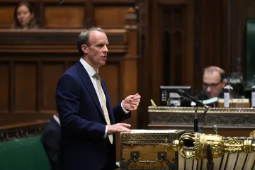 Británie vypoví extradiční smlouvu s Hongkongem, oznámil Raab