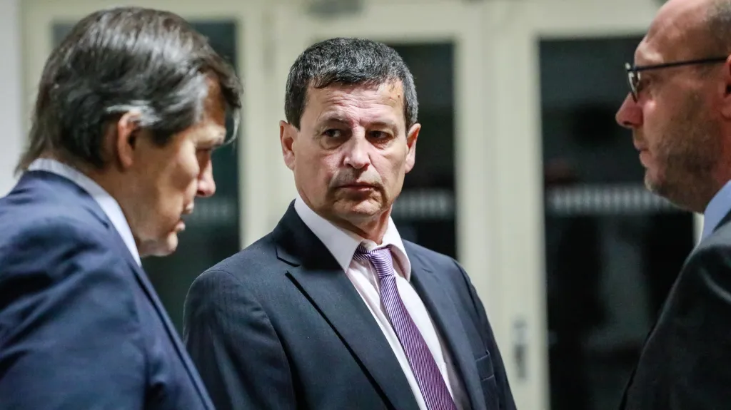 Soudce Aleš Dufek (uprostřed)