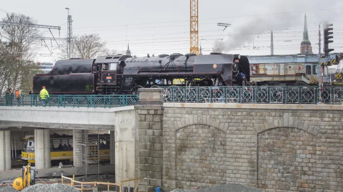 Parní lokomotiva provádí zátěžovou zkoušku nového mostu