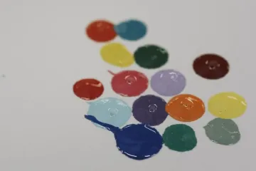 Damien Hirst nabídl své obrazy jako NFT, nechtěné fyzické verze spálí