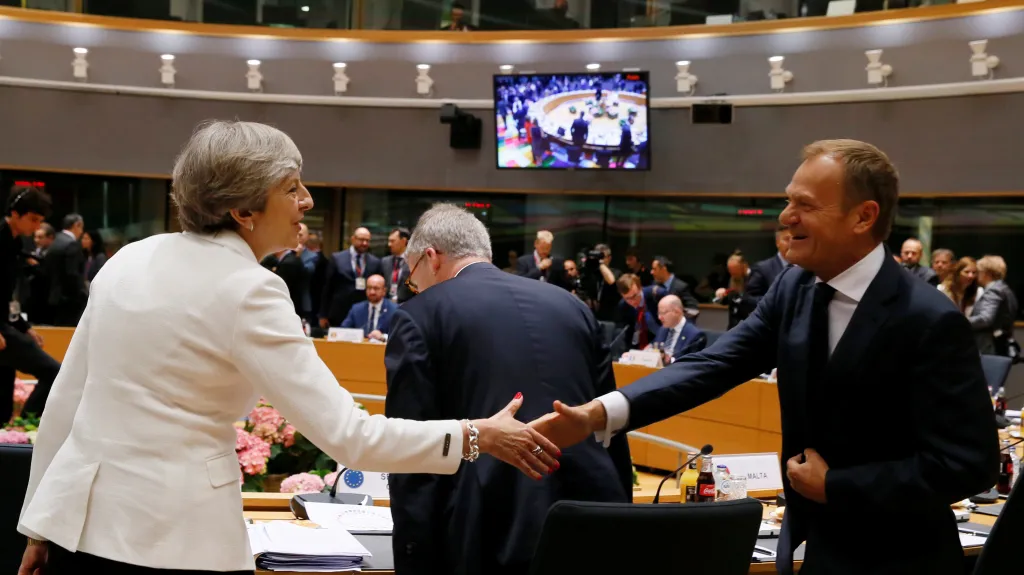 Theresa Mayová a Donald Tusk během jednání summitu EU