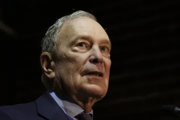 Bloomberg dá miliardu dolarů, aby porazil Trumpa. USA zaplavily reklamy i memy