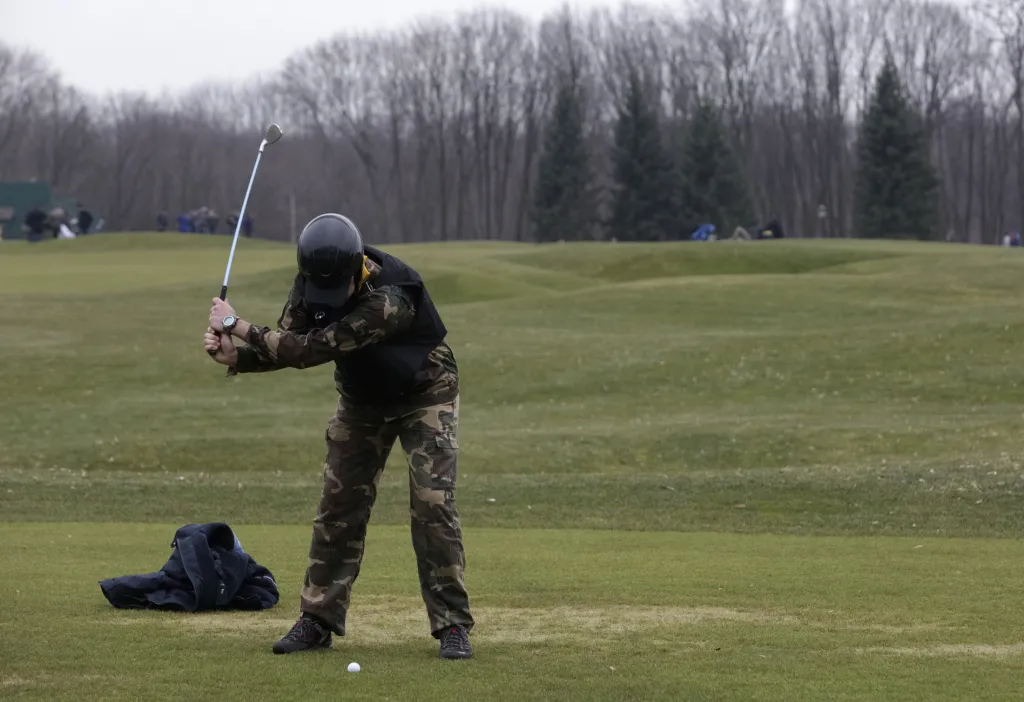 Demonstrant hraje golf v rezidenci Mežyhirja