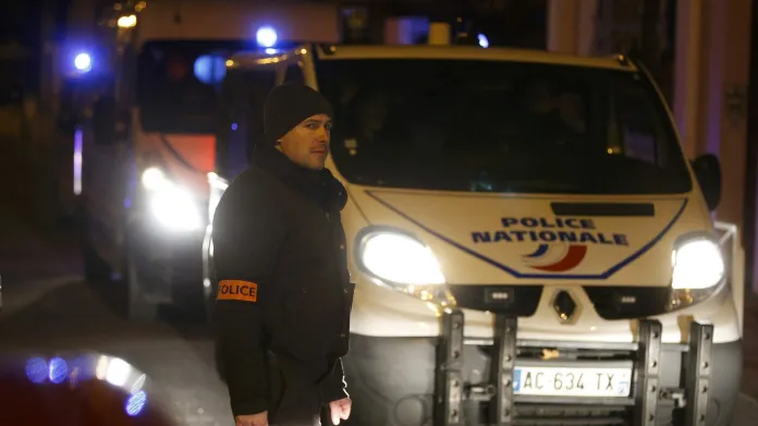 Policie našla na předměstí Paříže pás s výbušninami