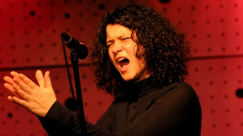 Iva Bittová při křtu alba Zvon (2012)