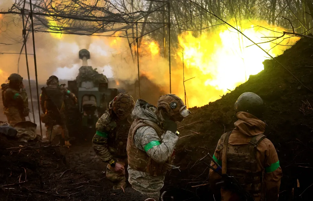 Ukrajinská artilerie operuje na frontě poblíž Bachmutu (foceno 13. dubna 2023)