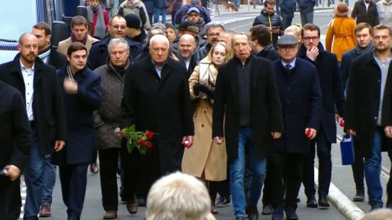 Václav Klaus a Václav Klaus ml. na Národní třídě Zdroj: ČT24